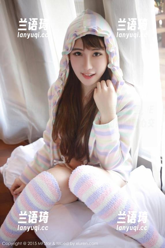 MFStar模范学院 - 在泳池里数星星，Evelyn艾莉的姿态：原图和图集的暖心交错
