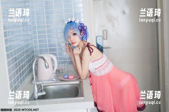 看喵糖映画的写真，窗边暖阳是炫耀了，但我的眼睛却避不开。
