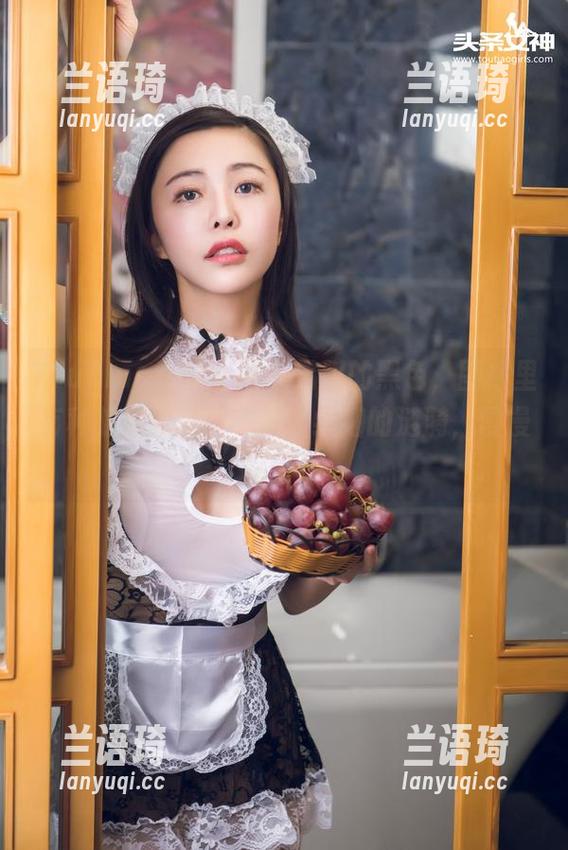 TouTiao头条女神 - 易阳的黑色，图集里有种隐藏的复杂，像是细细的涟漪，慢慢荡开。