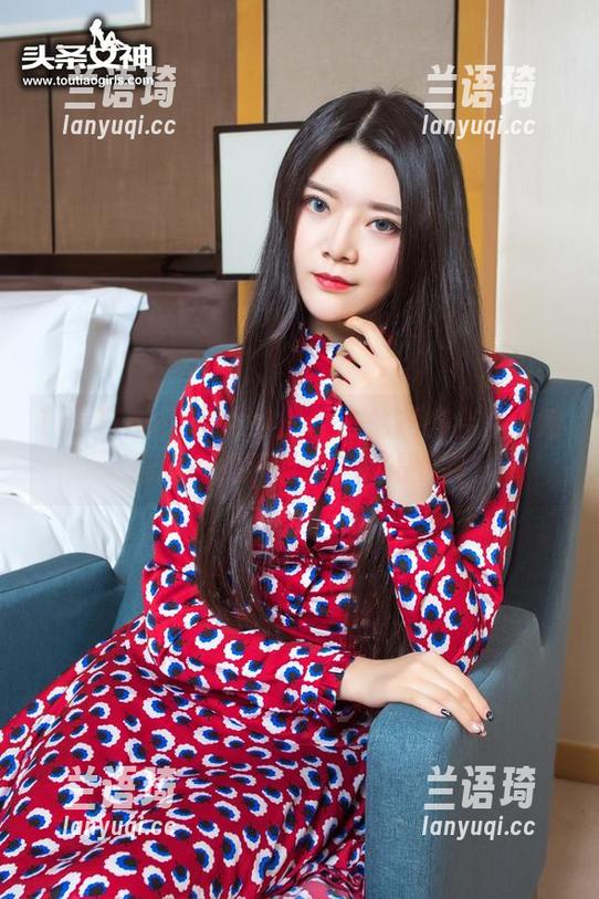 TouTiao头条女神 - 温心怡短裤合集：她有没有把腿晒黑？我得查查
