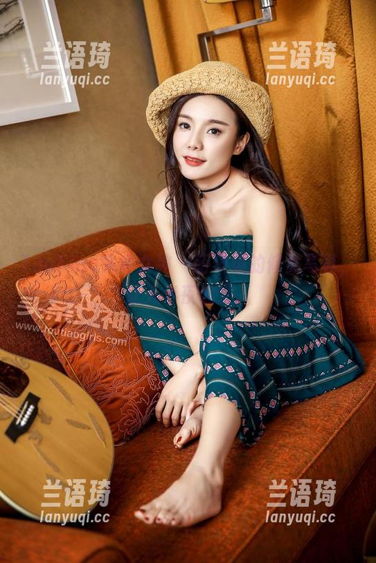 TouTiao头条女神 - 萌琪琪的修女写真，让人半夜起义。