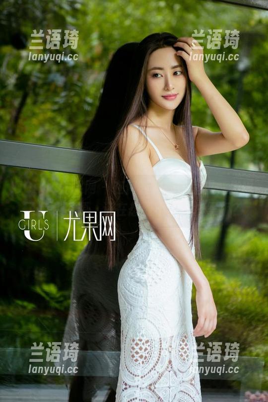 UGirls尤果网 - 在何嘉颖的教室里，发现了免费资源，还在想要不要拿块黑板？