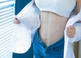 UGirls尤果网 – 张辛苑的礼服图包：每一张都想深盯着看，资源让人产生各种奇妙的联想。