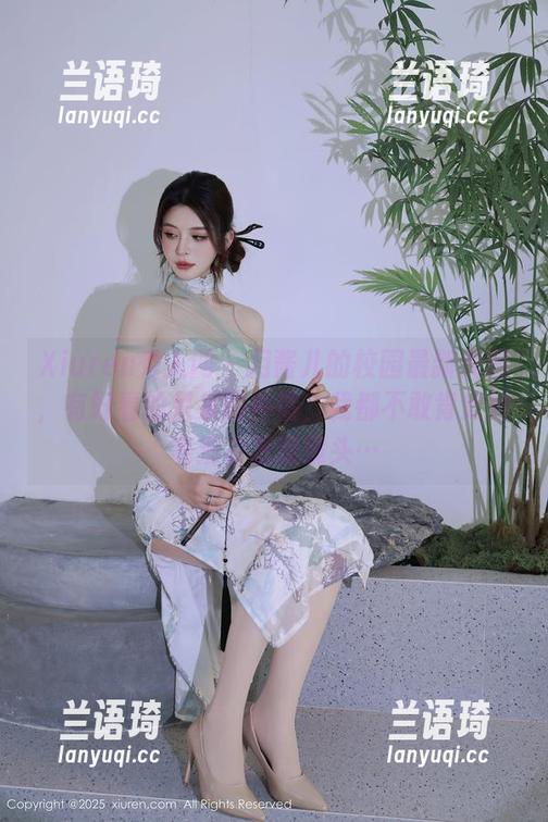 Xiuren秀人网 - 月酱儿的校园最新美图，有好看的呆呆的神情，我都不敢肯定她有没有发现镜头…