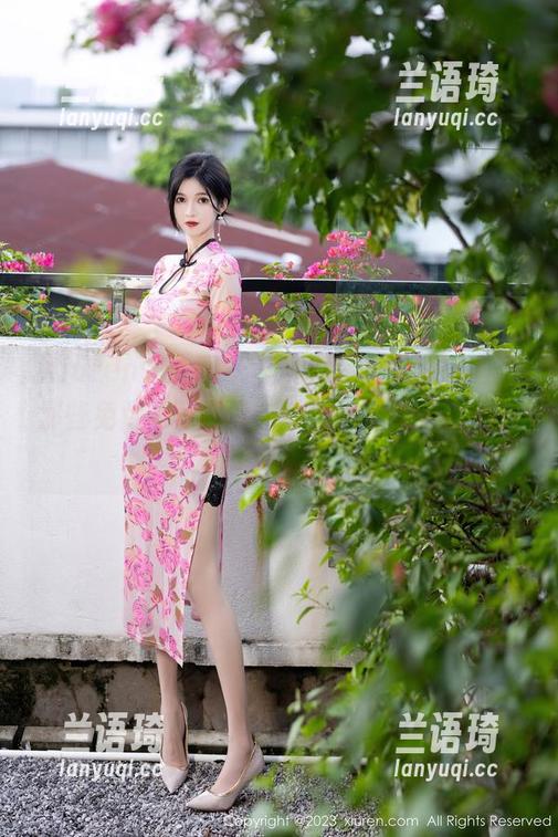 Xiuren秀人网 - 江真真在教室中徘徊，那些免费的写真真有个性，反正我看得云里雾里。