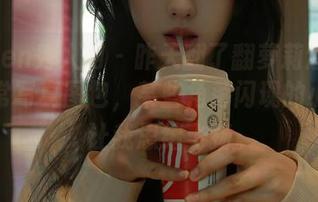 Xiuren秀人网 – 昨天翻了翻萝莉悠悠酱的日常写真图包，某些角落闪现的小细节，让我思绪飞扬。
