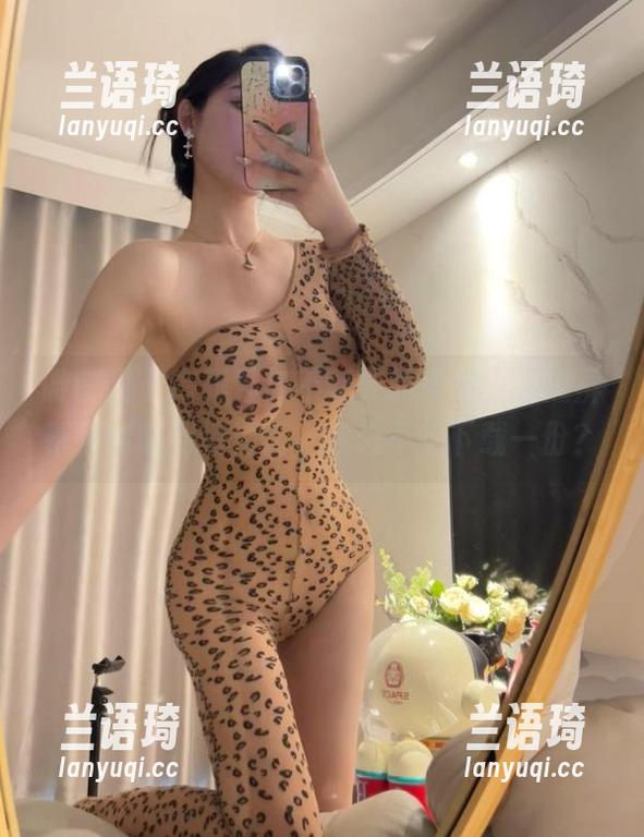 微密圈 - 高跟鞋与不爱笑的赛琳，通过屏幕你能听到悄悄话，你想不想下载一份？