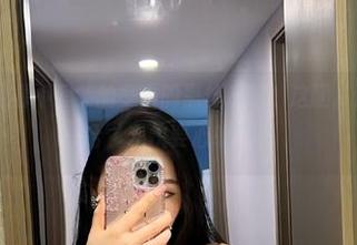 微密圈 – 观看不爱笑的赛琳的黑丝系列，这腿、这线条，哈哈，我快要心软了。
