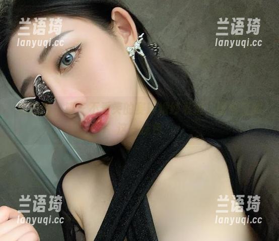 微密圈 - 喵～不爱笑的赛琳婚纱私拍，图包里的这一抹色