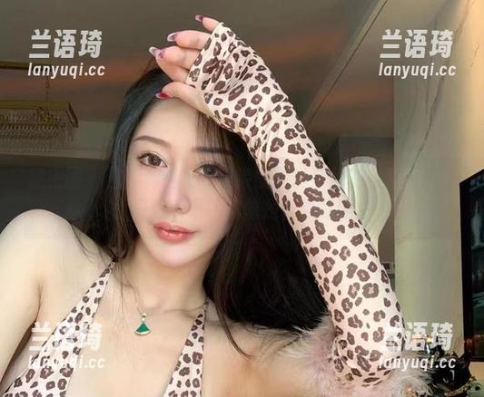 微密圈 - 当福利遇上不爱笑的赛琳！她的自拍原图也太养眼了吧，就像是日常写照。