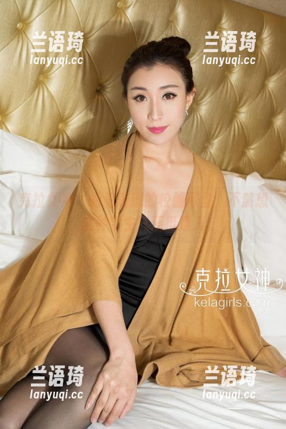 克拉女神 - 看着珊珊的校服网盘，不禁想，这种学生气还挺撩人。