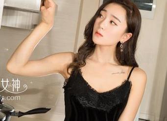 克拉女神 – 图片靠前！静宜的细长素足，活脱脱的超模范。