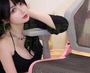 一件普通的体操服，凉凉子的写真偏偏透露出一丝不寻常的气息。