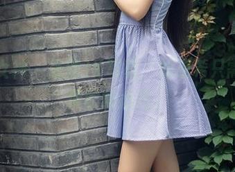 头条女神 – 最新JK写真，刘瑾希只需一瞥便吹响心弦。