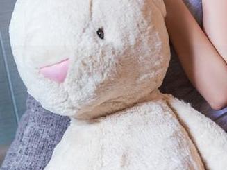 头条女神 – 小小鱼红裙写真集，短短的裙摆下，仿佛藏着她不肯分享的独白。