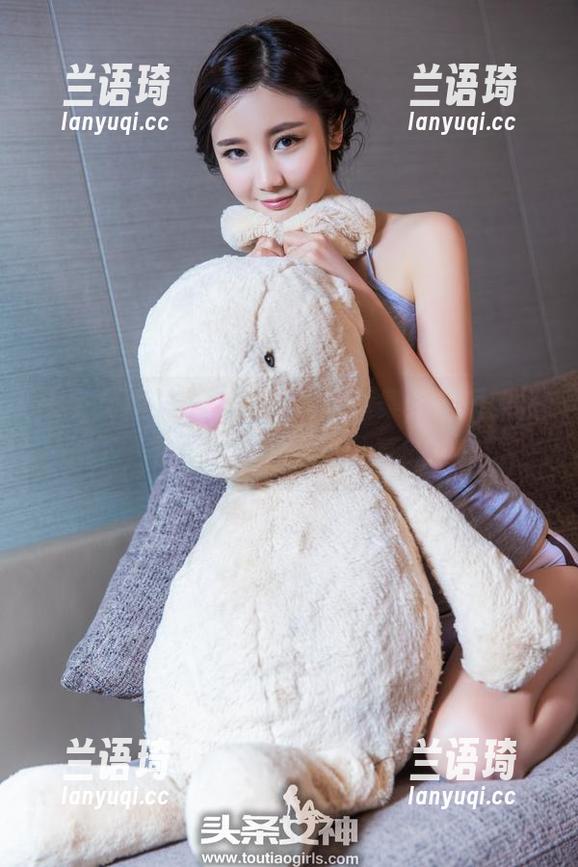 头条女神 - 小小鱼红裙写真集，短短的裙摆下，仿佛藏着她不肯分享的独白。
