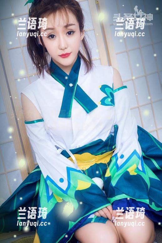 头条女神 - 制服合集：选！点！李丽莎用穿搭挑战我的审美极限