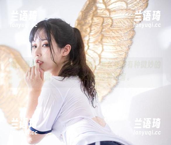 奇行家狗崽 哦,我的天,这红丝绒旗袍,怎么看都有种微妙的引诱,奇行家狗崽手法真厉害。