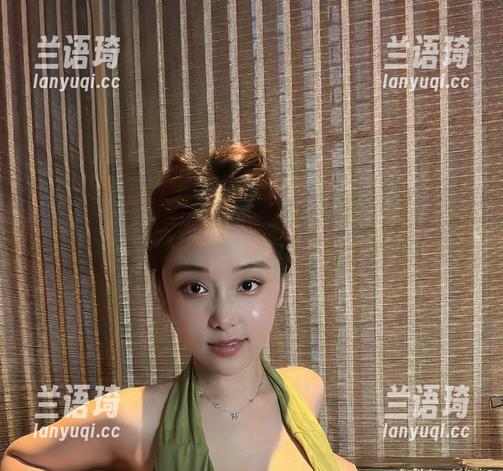 微密圈 - 看那白色蕾丝，真有种想看个遍的冲动，奶雯，求你不要再让我分心！