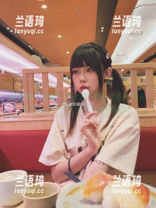 安曜曜：空姐？你确定不是下飞机直接去参加派对的？作品集下载送给你！