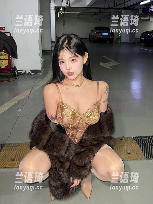 微密圈 - 你见过小u优优子这样的美腿吗？在线图集，让我们来一起啧啧！