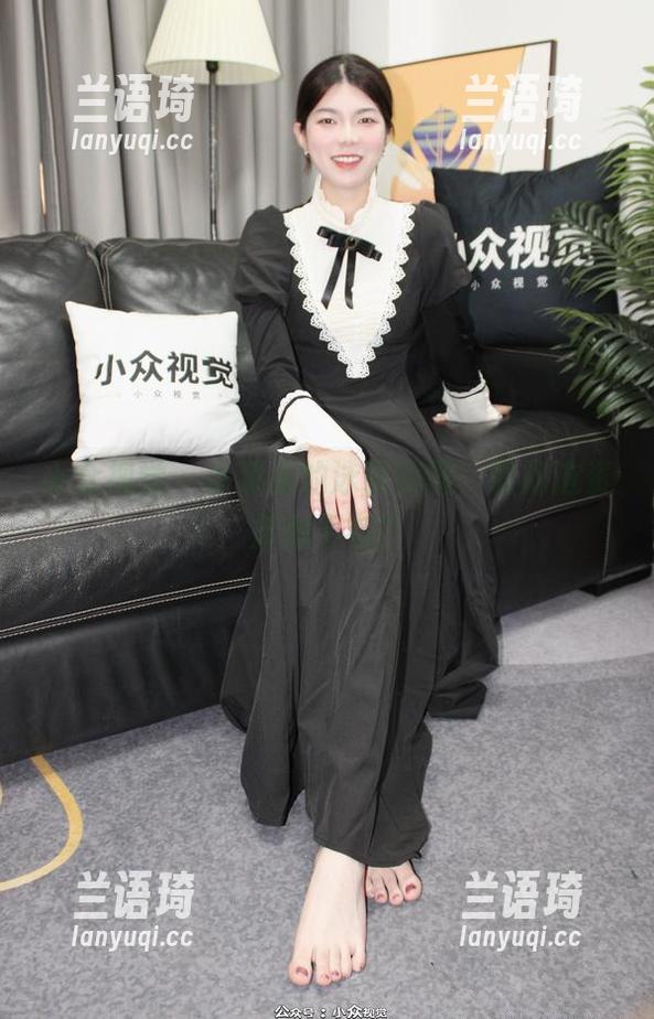 小众视觉 - 小薯条的泳装美图，敢问这资源搬不搬？
