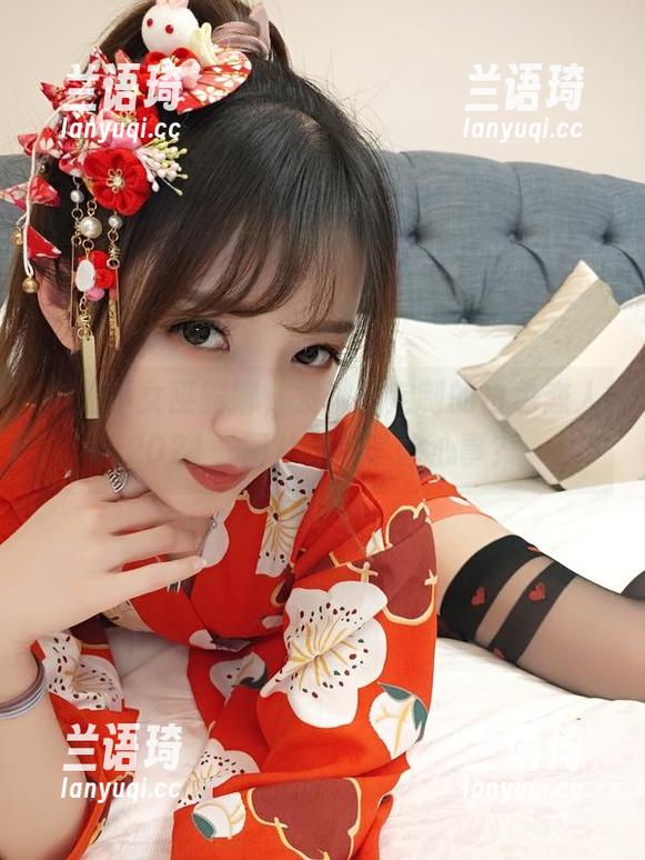 找到小女巫露娜，发现她定制的白色恋人2021，图片里藏了啥心事？
