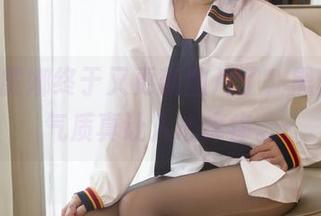 小女巫露娜终于又更新图片了，黑丝OL的气质真让人心痒痒。