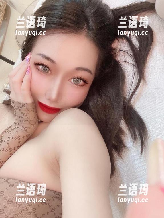 微密圈 - 俏皮镂空：小猫咪ck的精彩合集，分享不一样的清新脱俗！