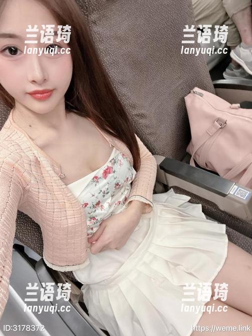 微密圈 - 又是小萌子来了，黑丝图包让人欲罢不能。执着于这条丝的姿态真妙。