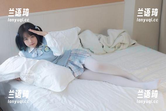 少女秩序 - 写真时刻：鹿可一身红裙，不得不说，这个搭配算是火力全开！