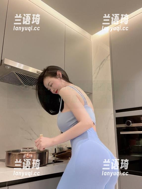 左公子666 微密圈 - 左公子666的泳衣原图更新,配上几分自嘲,画面感满分,不信你看