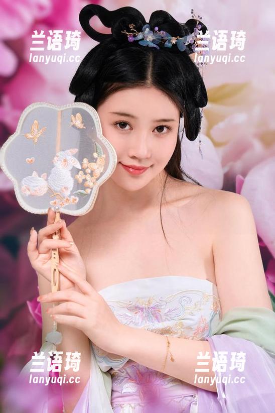 办公室的最新图片，年年Nnian这一波操作算是惊艳吧，难以想象