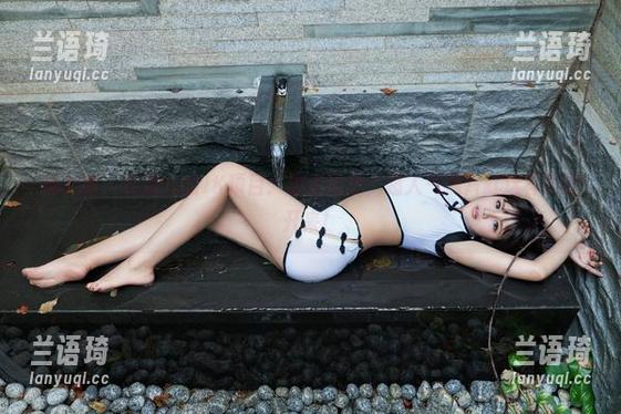 推女郎 - 林清儿的JK项目：边走边想，超人气照片就这样飘散开来！
