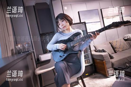 邻家老婆在无颜小天使wy的写真中亮相——隐藏着一个“我刚刚吃了糖”的表情包。