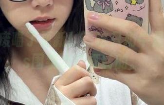 是一只废喵了更新！看这只奶牛是怎么cos围绕水花打转的。