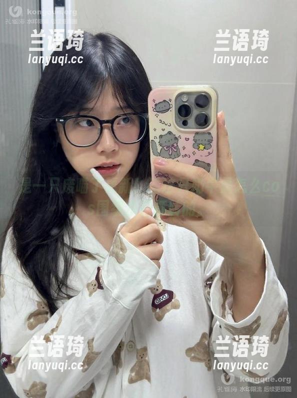 是一只废喵了更新！看这只奶牛是怎么cos围绕水花打转的。