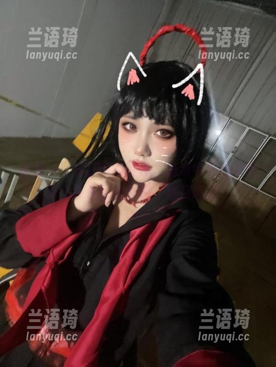 看是一只熊仔吗的写真，脑海中不自觉响起小夏乐队的旋律，怪有趣的。
