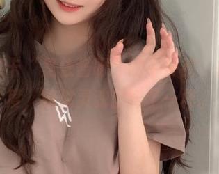 在线打卡“是依酱呀”的牛仔裤，换个角度，貌似灵魂出窍了一样。
