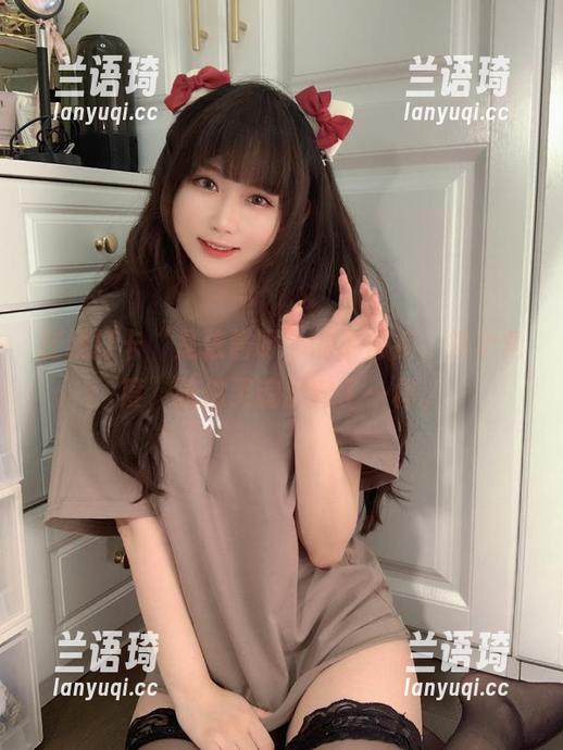 在线打卡“是依酱呀”的牛仔裤，换个角度，貌似灵魂出窍了一样。