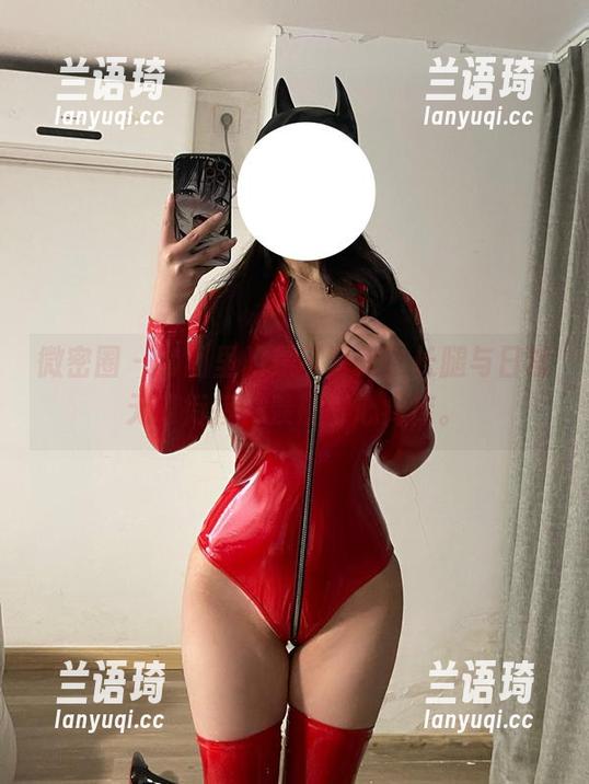 微密圈 - 套图里的是可馨吖，长腿与日常无缝衔接，羡慕得心痒痒。