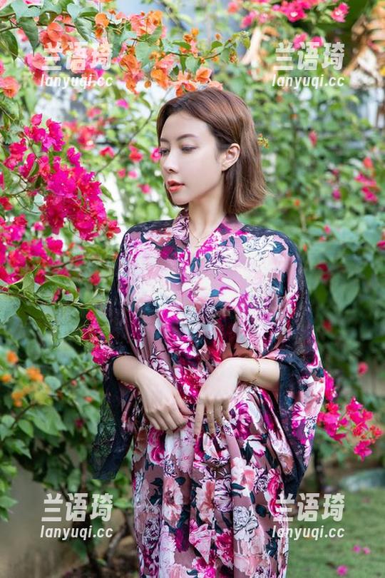 微密圈 - 果儿Victoria的浴室足球大作战：原图中的水花四溅！