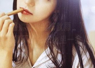 果团网 – 温柔如水的陈秋雨，下载她的作品集不如先来小坐一会儿