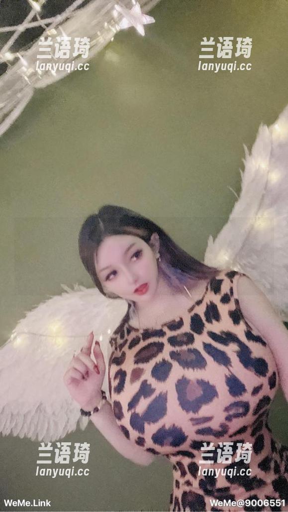 微密圈 - 黑丝写真中的梦露veronica，动作和眼神都有些超现实啊，像在另一个平行宇宙里。