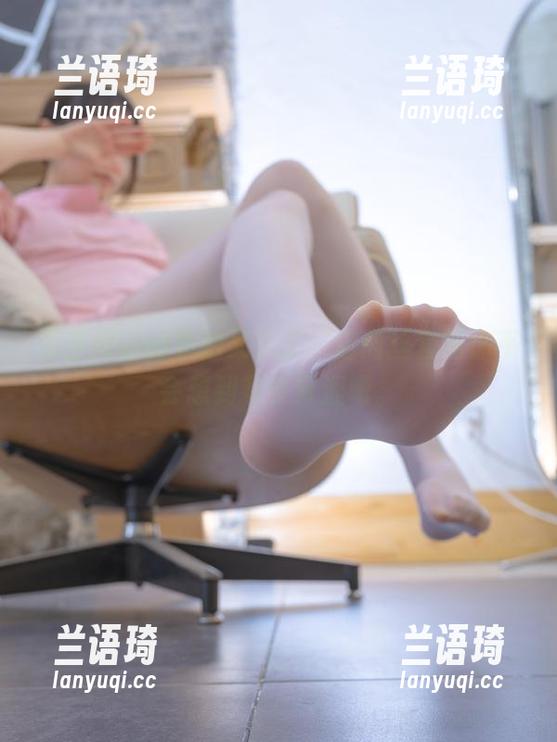 森萝财团的私拍又火了，这肉丝套图你不会想到有多青涩吧。