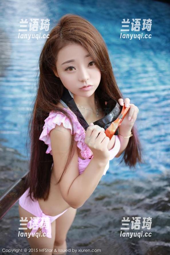 模范学院 - 精选美图模式开启，跟着夏笑笑Summer的礼服一起扇风吧，风不风的都得笑！
