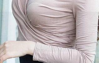 爱尤物 – 陆萱萱cecilia黑色写真，图片里的那点小凌厉，让人忍不住想保存下载。