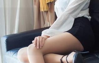 爱蜜社 – 石心琪又来了，丝袜照不带光的那种，哈哈！这波操作真有意思，图片里她的气质完全不一样。