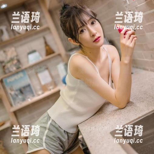 王羽杉的瑜伽写真：没想到，我的照片成了对拼柔韧性的挑战！