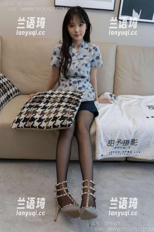 甜予摄影 - 帆帆的裸足写真：光脚走路的洒脱，每一步都有趣。